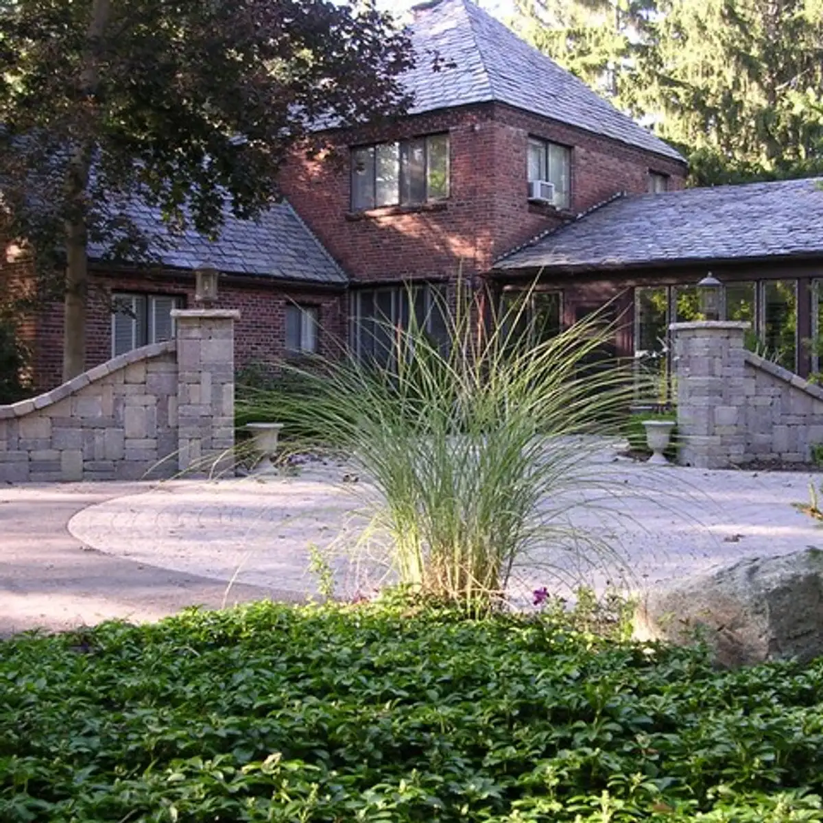 Paver driveway installed by Earth Art in Oakland County MI